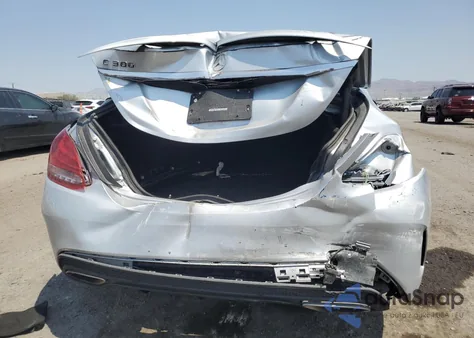 2018 Mercedes-Benz C 300 z USA, uszkodzony, nr VIN 55SWF4JB8JU272152